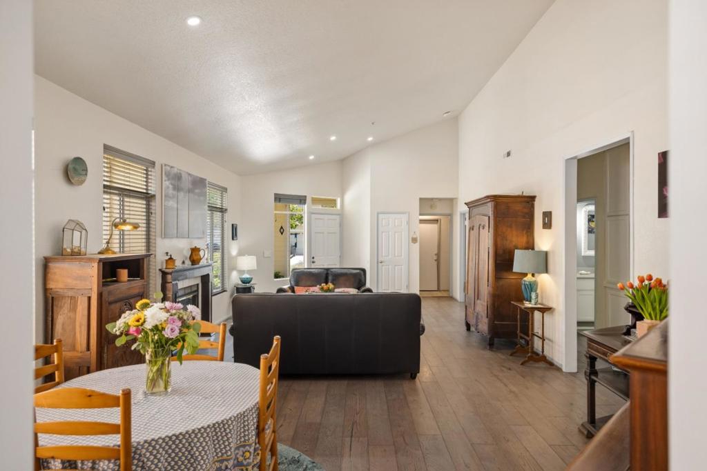 21012 Country Park Road Property Photo 4