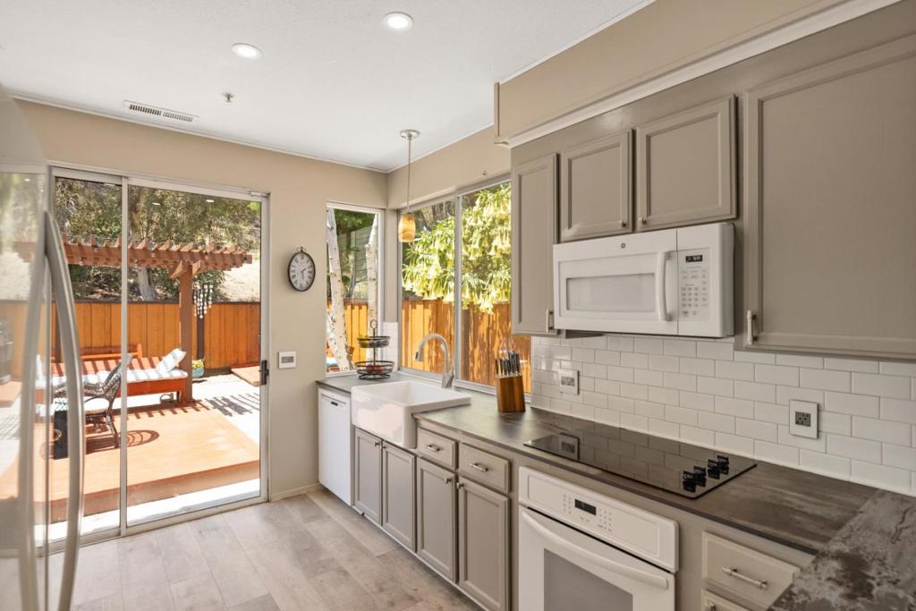 21012 Country Park Road Property Photo 6