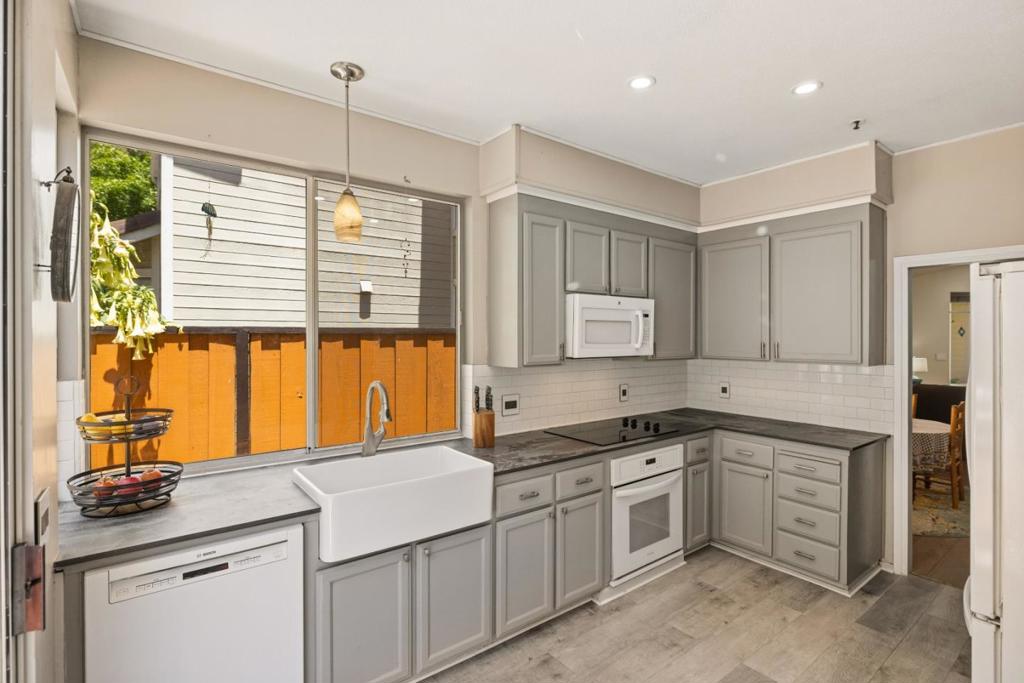 21012 Country Park Road Property Photo 7