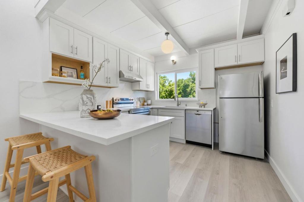 3909 Middlefield Road E Property Photo 6