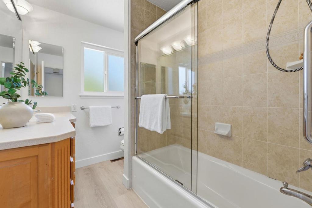3909 Middlefield Road E Property Photo 25