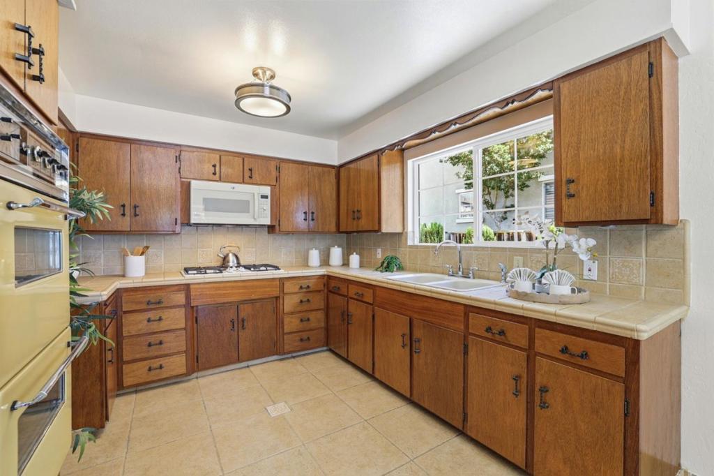24 Scharff Avenue Property Photo 10