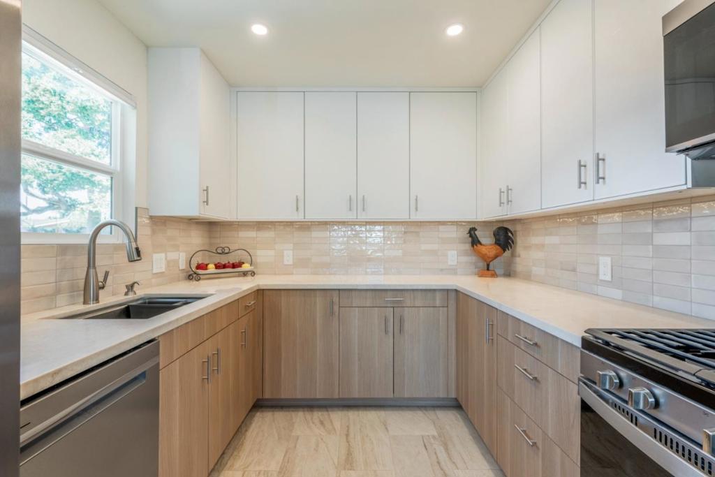 1072 Carson Street Property Photo 13