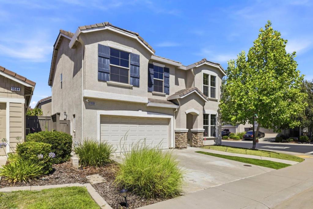 3560 Trentino Street Property Photo 5