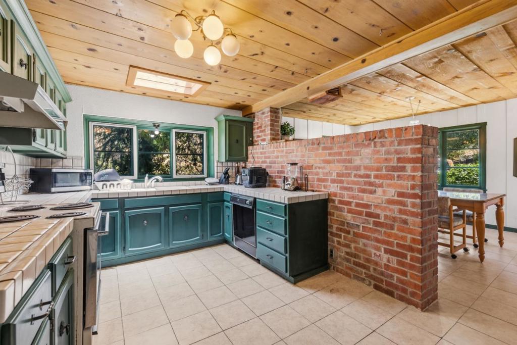 16219 Highland Drive Property Photo 3