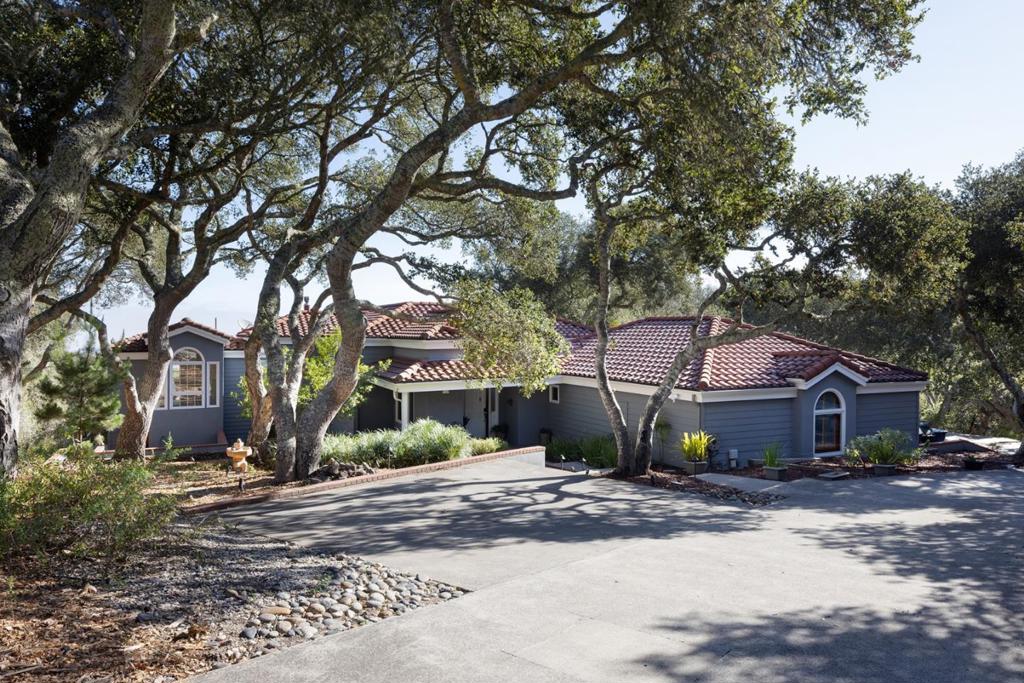 11827 Saddle Road Property Photo 4