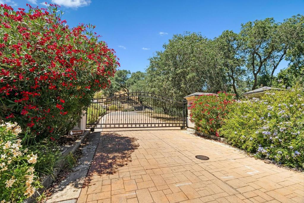 18600 Castle Ridge Drive Property Photo 3