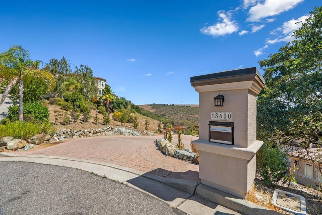 18600 Castle Ridge Drive Property Photo 4