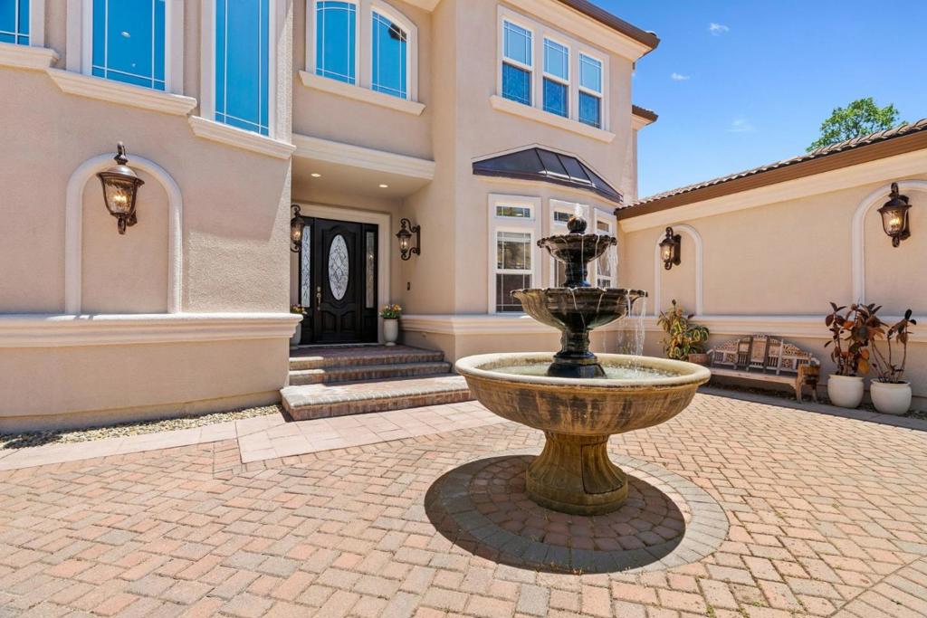 18600 Castle Ridge Drive Property Photo 6