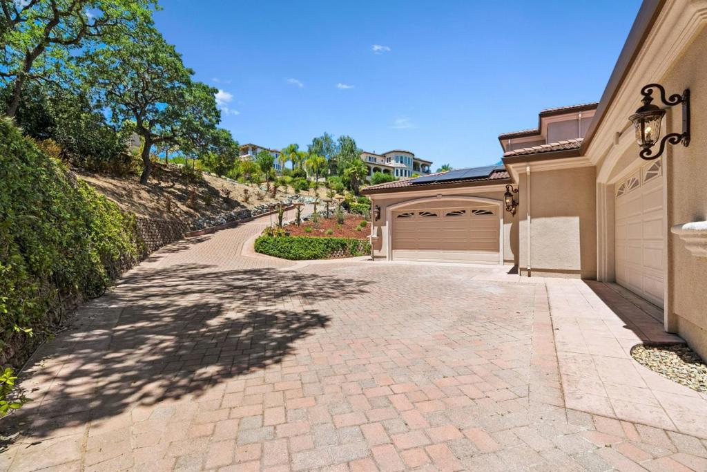 18600 Castle Ridge Drive Property Photo 8