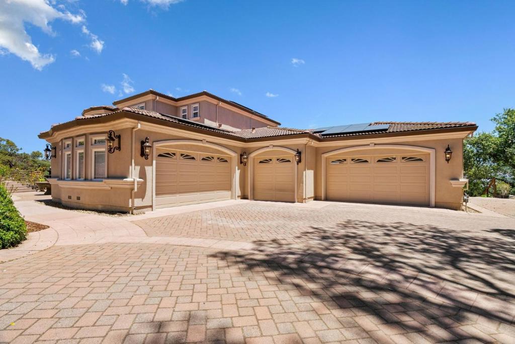 18600 Castle Ridge Drive Property Photo 9