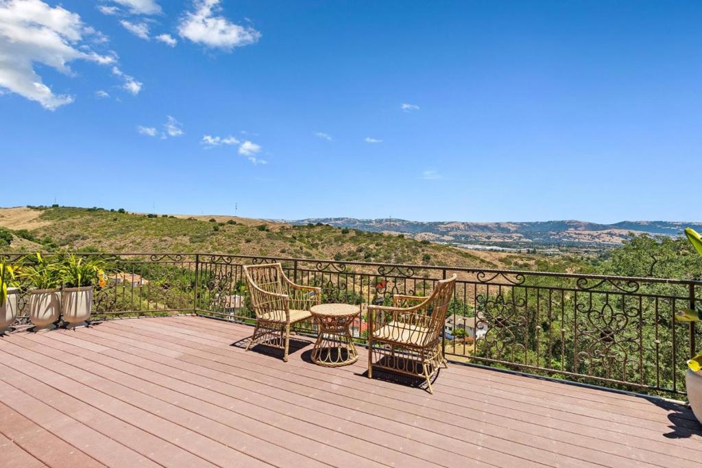 18600 Castle Ridge Drive Property Photo 13