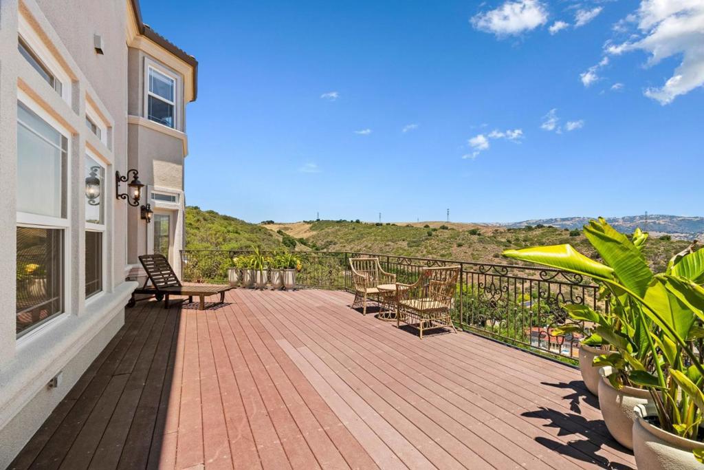 18600 Castle Ridge Drive Property Photo 15