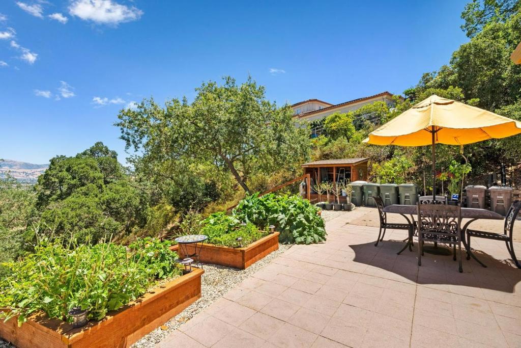 18600 Castle Ridge Drive Property Photo 16