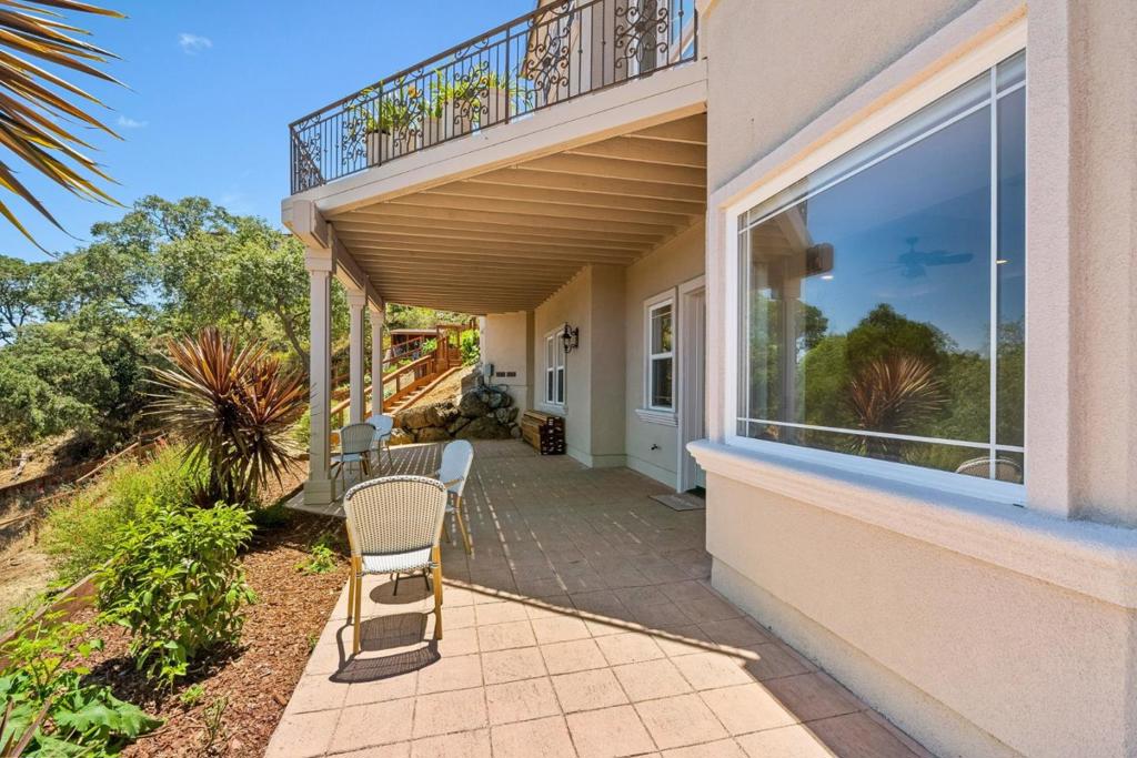 18600 Castle Ridge Drive Property Photo 18
