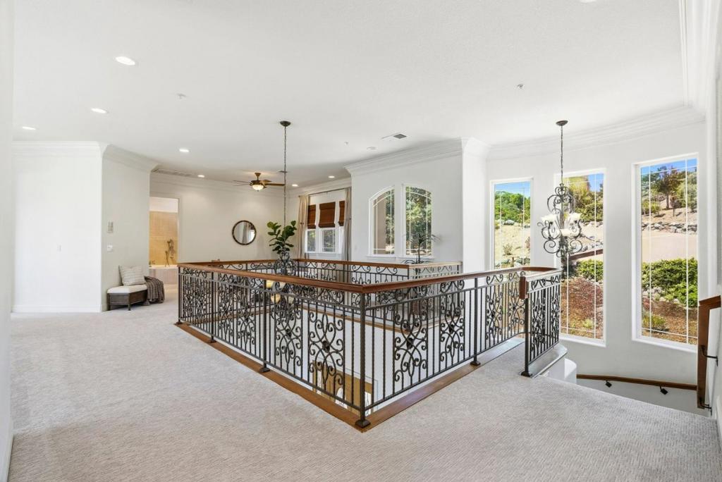 18600 Castle Ridge Drive Property Photo 32