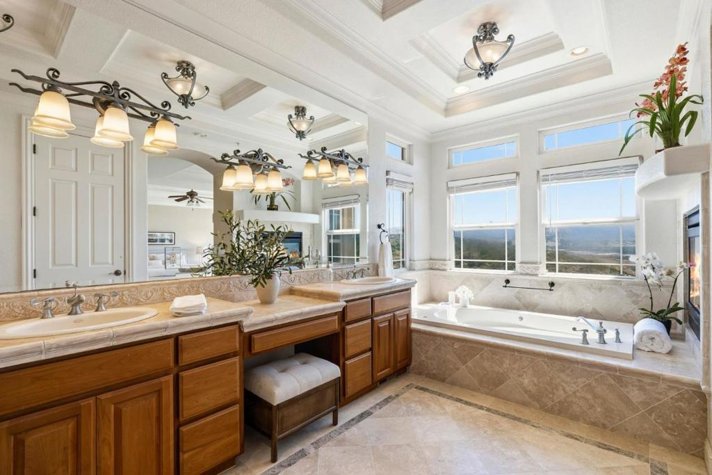 18600 Castle Ridge Drive Property Photo 39