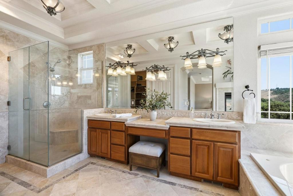 18600 Castle Ridge Drive Property Photo 40