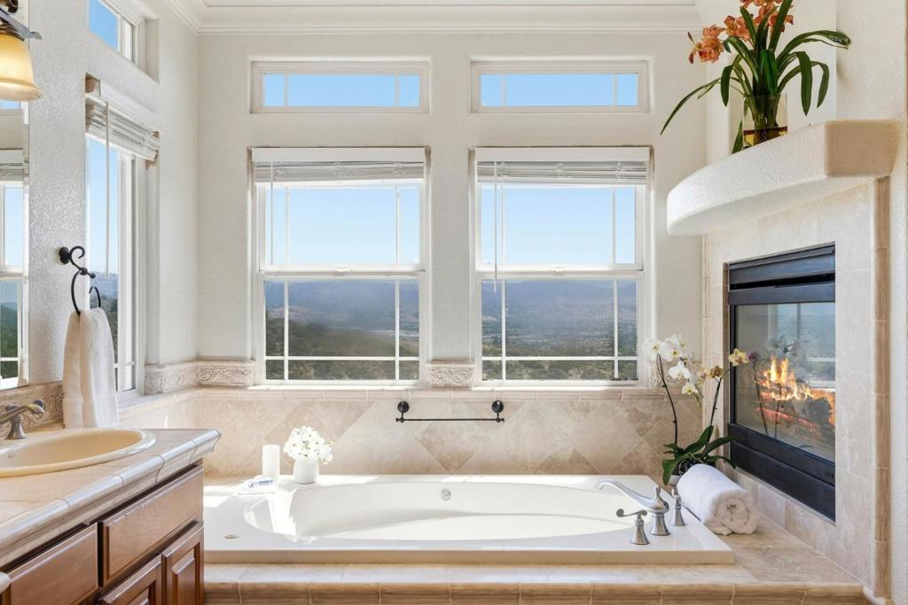 18600 Castle Ridge Drive Property Photo 41