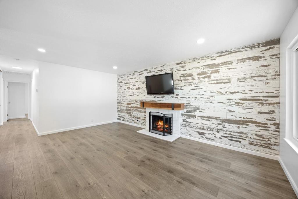 3285 Cropley Avenue Property Photo 4