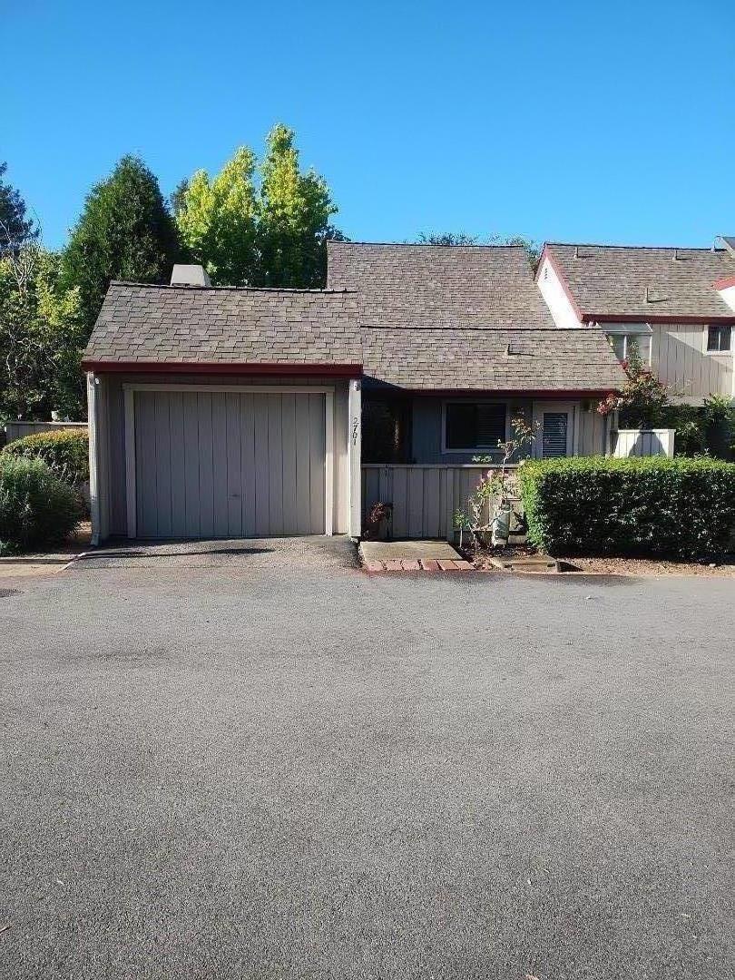 2701 Amberwood Lane Property Photo 1