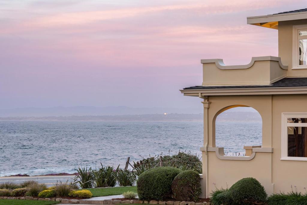 1051 Ocean View Boulevard Property Photo 3