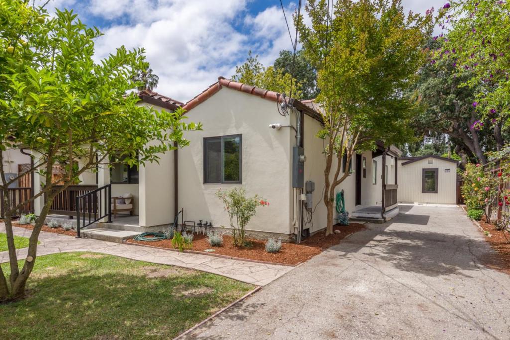 926 Iris Street Property Photo 2