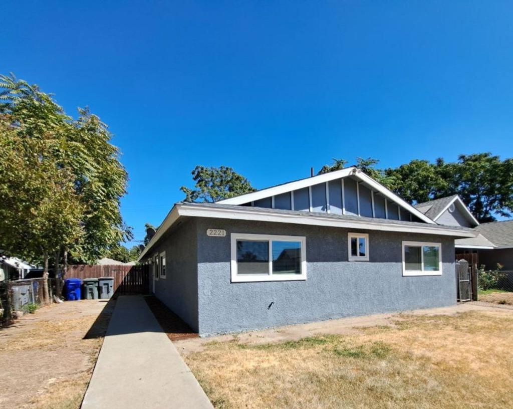 2221 S Poppy Avenue Property Photo 1