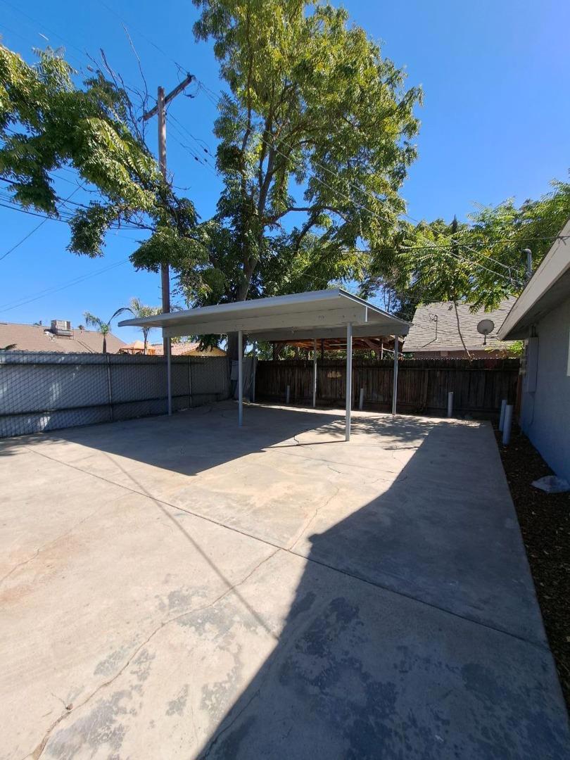 2221 S Poppy Avenue Property Photo 2