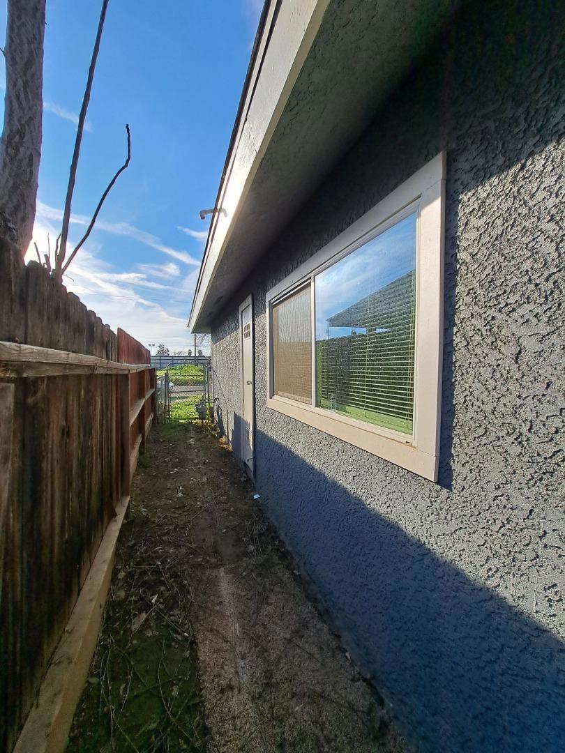 2221 S Poppy Avenue Property Photo 3