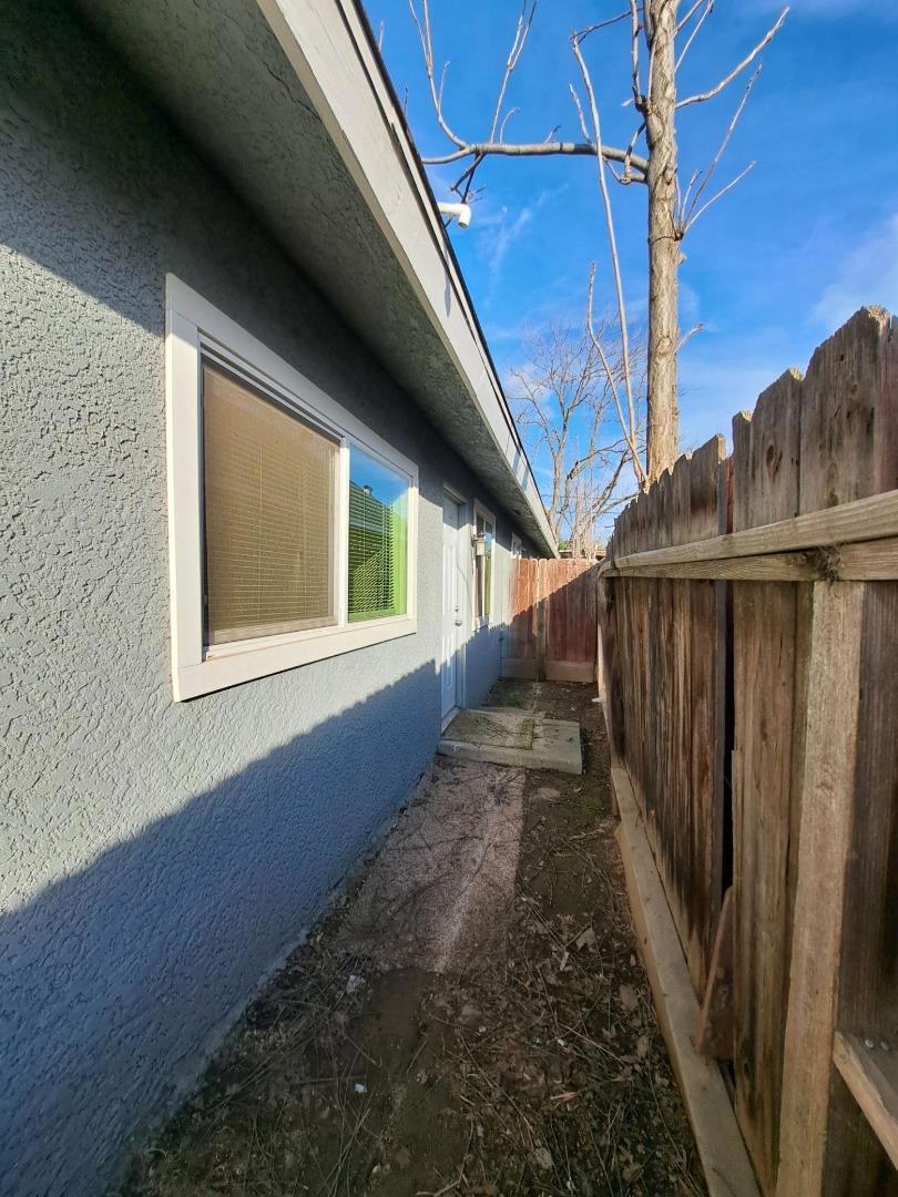 2221 S Poppy Avenue Property Photo 4