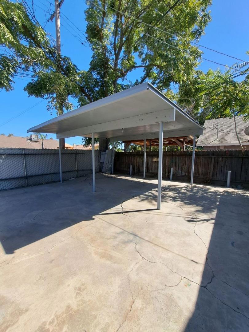 2221 S Poppy Avenue Property Photo 5
