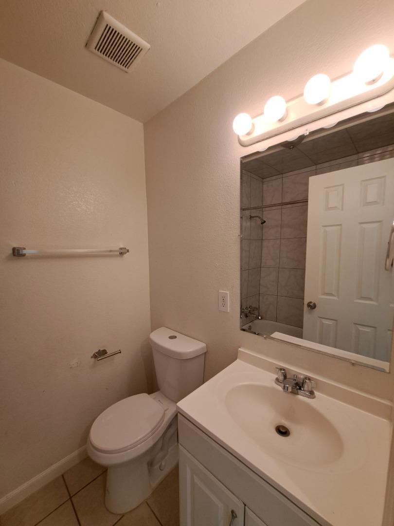 2221 S Poppy Avenue Property Photo 6