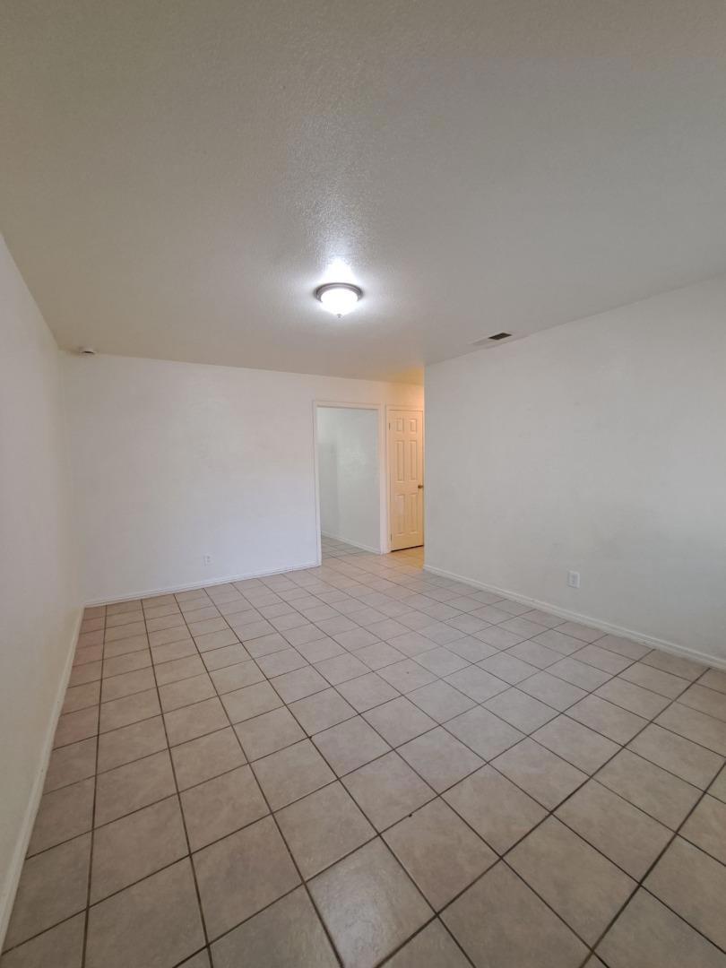 2221 S Poppy Avenue Property Photo 8