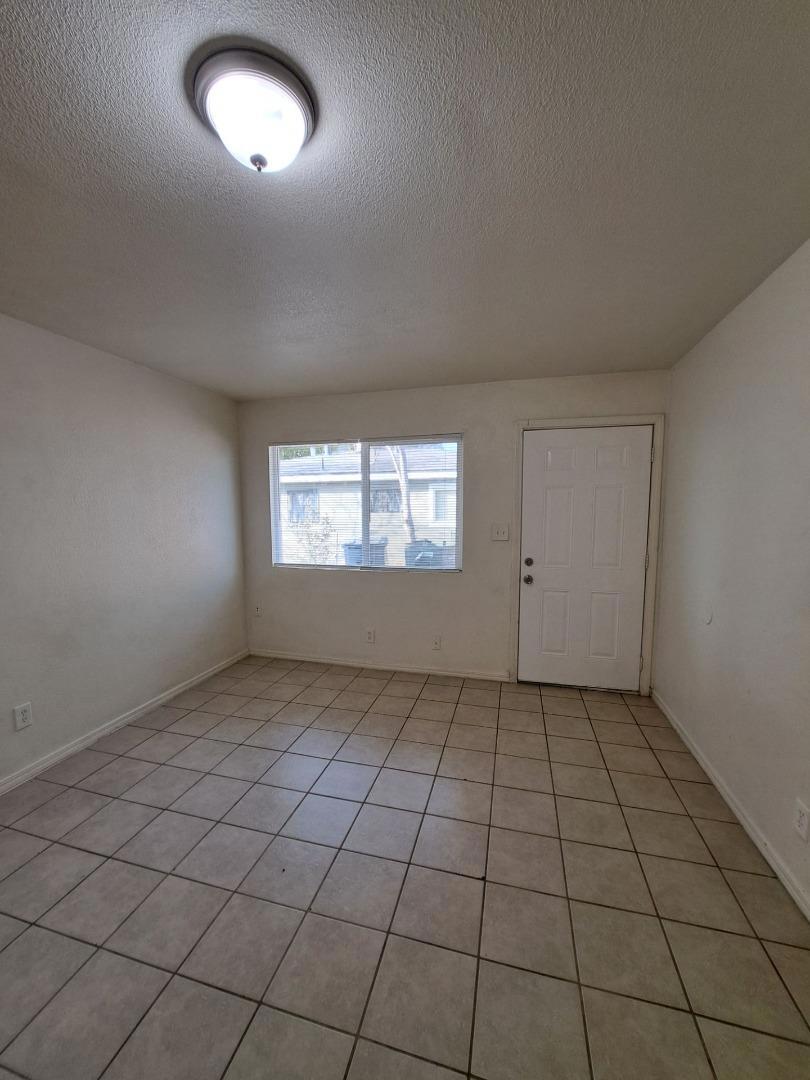 2221 S Poppy Avenue Property Photo 9