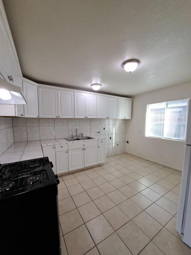 2221 S Poppy Avenue Property Photo 10