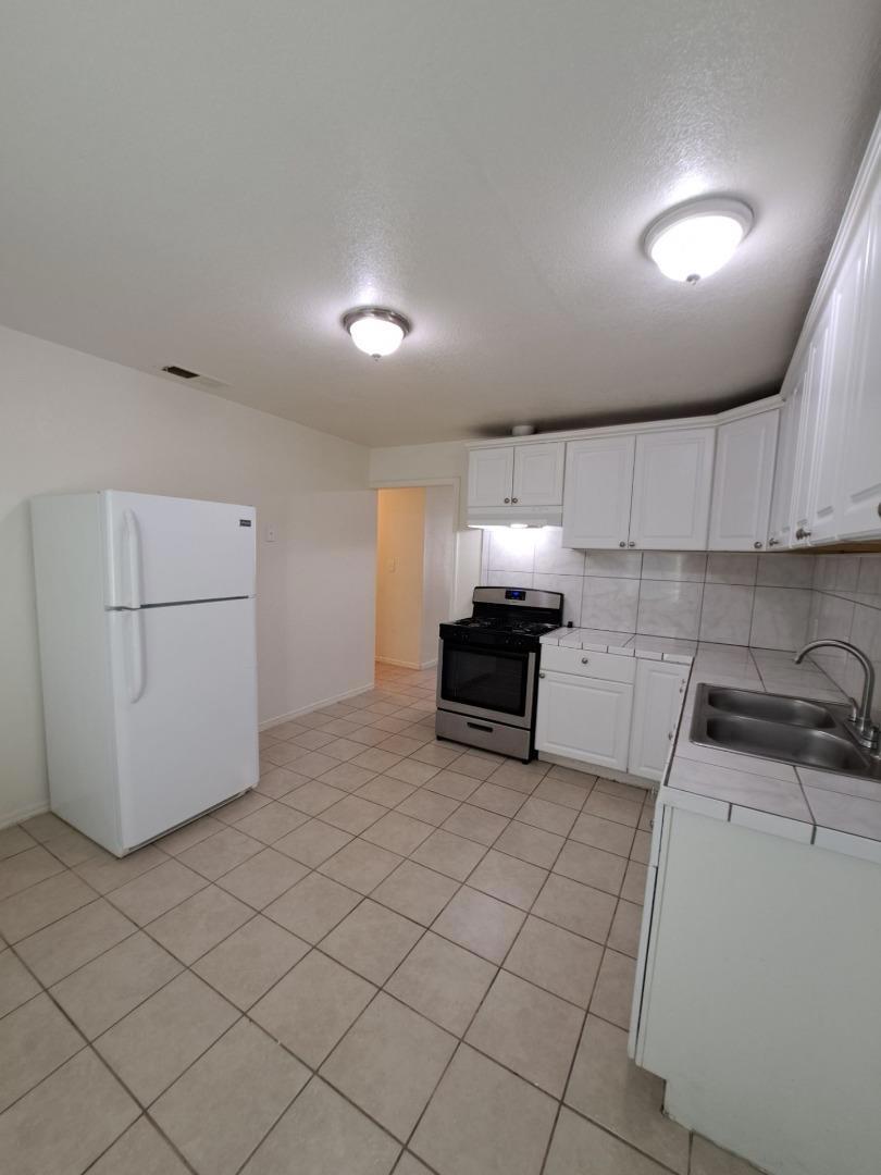 2221 S Poppy Avenue Property Photo 11
