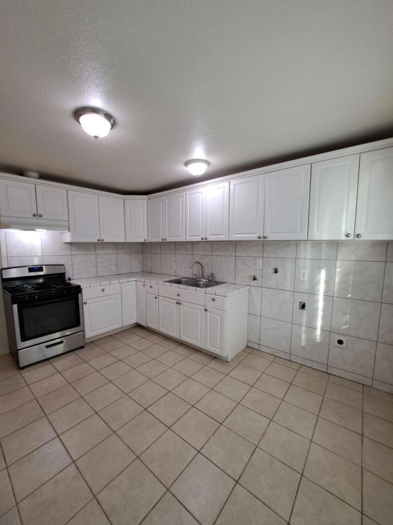 2221 S Poppy Avenue Property Photo 12