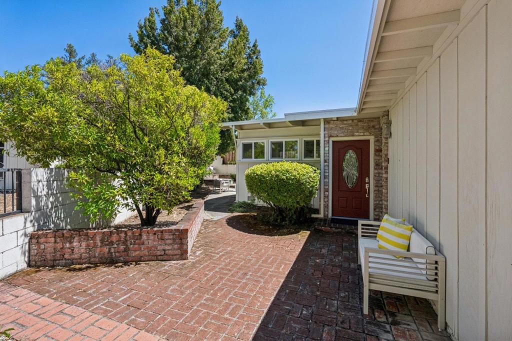 20210 Franklin Avenue Property Photo 3