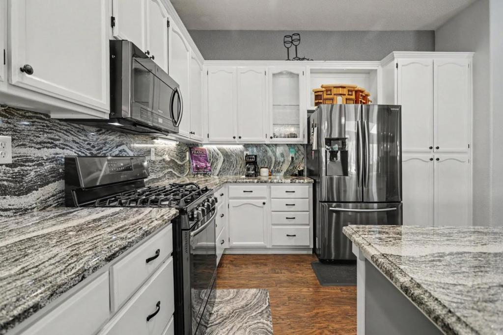571 Central Park Place Property Photo 15