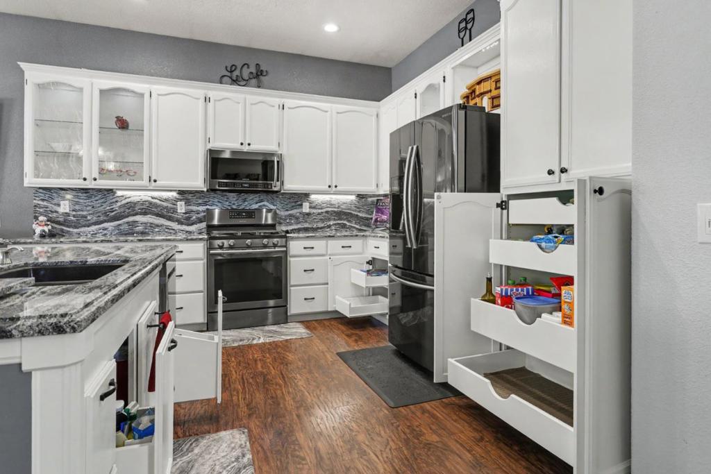 571 Central Park Place Property Photo 16