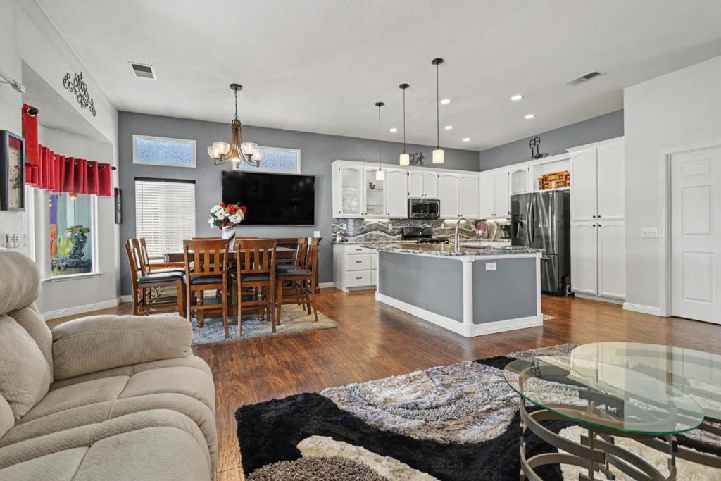 571 Central Park Place Property Photo 18