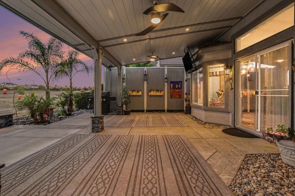 571 Central Park Place Property Photo 26