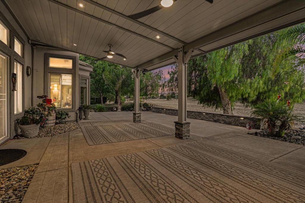 571 Central Park Place Property Photo 28