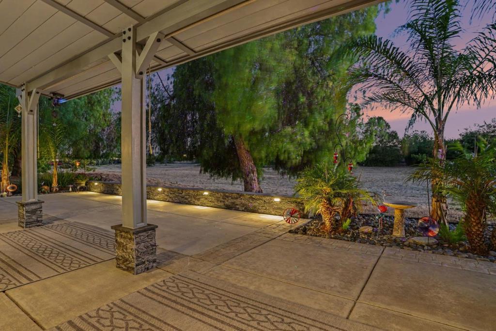 571 Central Park Place Property Photo 36