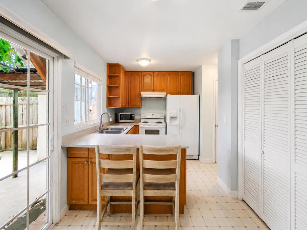 1920 Waterloo Court Property Photo 4