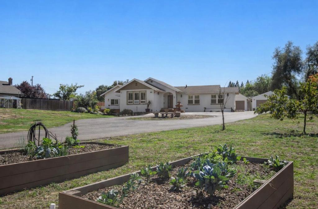 5852 Olive Ranch Road Property Photo 6