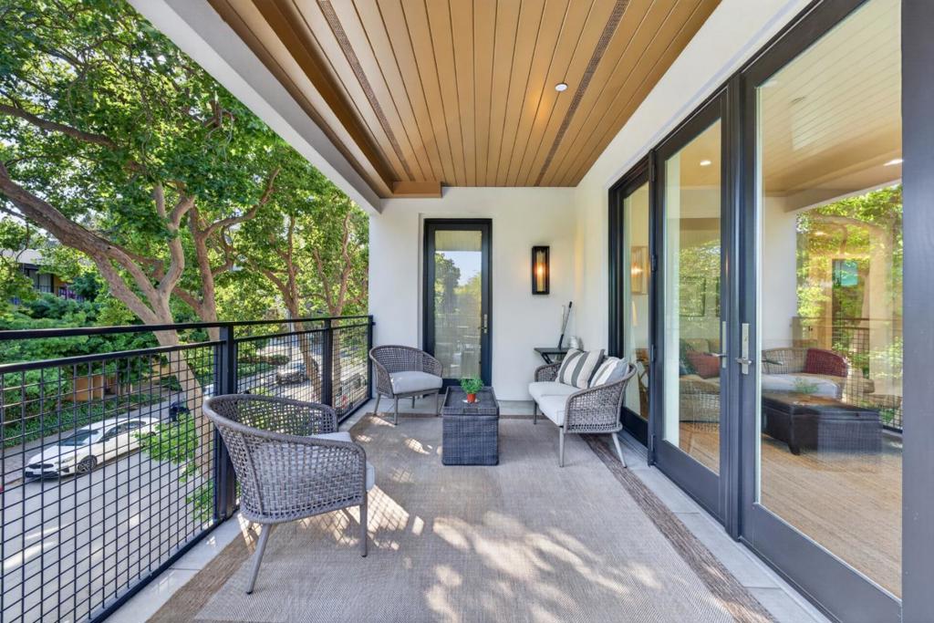 1667 San Carlos Avenue 203 Property Photo 4