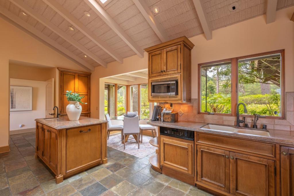 534 Aguajito Road Property Photo 15