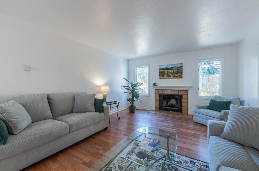 3239 Serra Avenue Property Photo 4